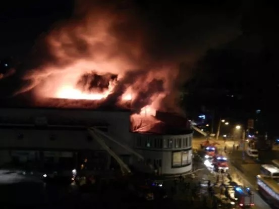 Очевидец пожара в кинотеатре "Жовтень": Возгорание началось из-за дымовой шашки