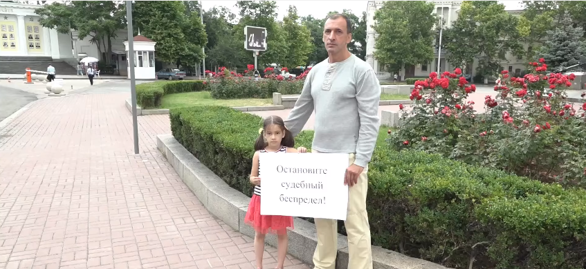 Камни с неба: Севастопольцы встретили визит Путина в Крым массовыми одиночными пикетами – видео 