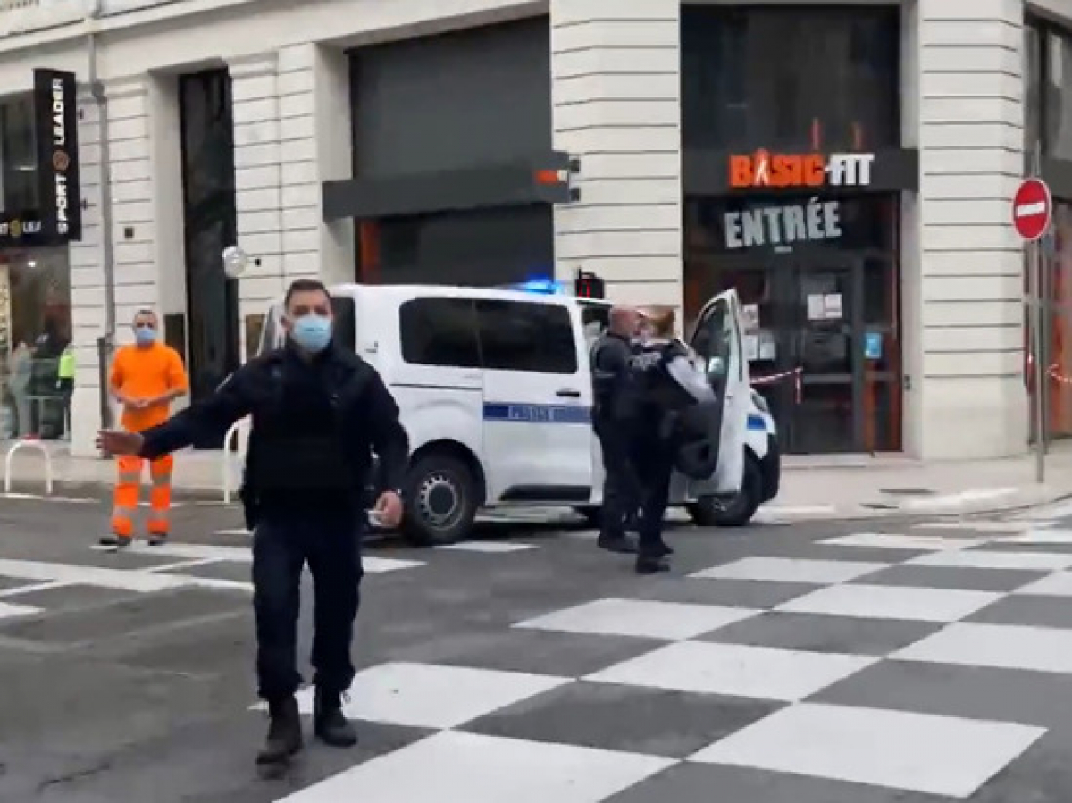 Во Франции новый теракт: в Ницце террорист отрезал голову женщине, погибших как минимум трое