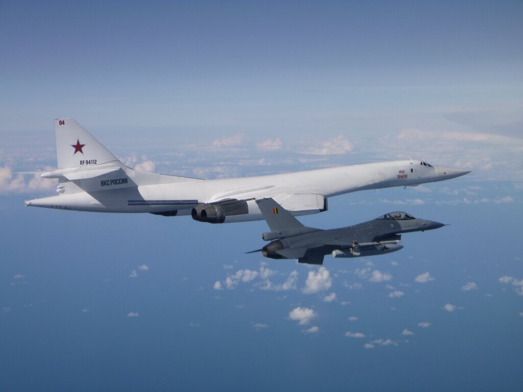 Истребители НАТО перехватили российские Ту-160 и Су-27 над Балтийским морем – фото