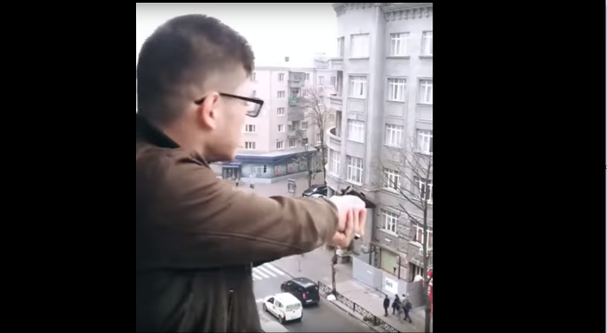 В центре Харькова неизвестный открыл стрельбу с балкона прямо по прохожим: в Сети опубликовано шокирующее видео - кадры