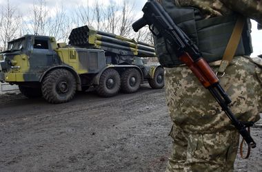 На окраине Донецка идет ожесточенный бой. Применяется крупнокалиберная артиллерия, - очевидцы