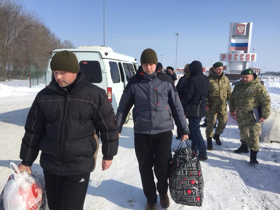 Ребята, добро пожаловать домой! В Украину вернулись похищенные Россией пограничники Марцонь и Дзюбак – первые кадры на украинской земле