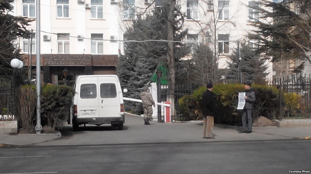 В Крыму пошло несколько одиночных пикетов против оккупантов на фоне приезда Путина – кадры