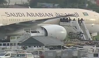 ЧП в аэропорту Манилы: пилот лайнера Saudia Airlines просит помощи в связи с угоном – на борту сотни человек