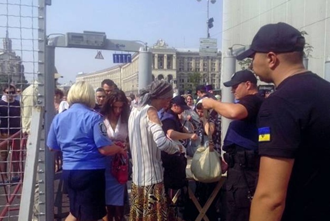 В Киеве даже священников заставили проходить через металлоискатели. Из-за возможных терактов "закрытую зону" оставили без урн