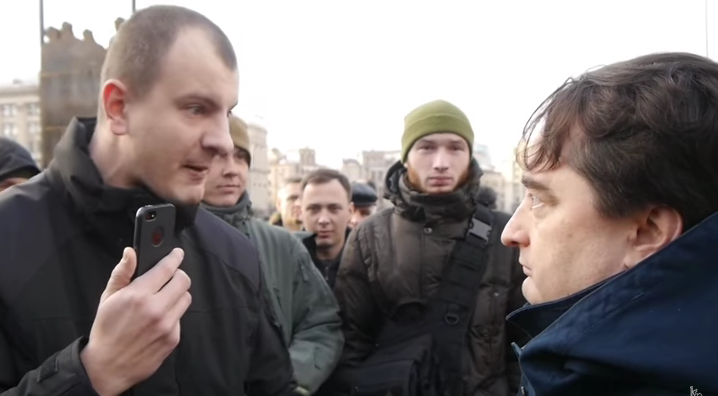 Сепаратисту указали на место: активисты презрительно плюнули в лицо Гужве и с позором выгнали главреда "Страны" с Майдана - кадры
