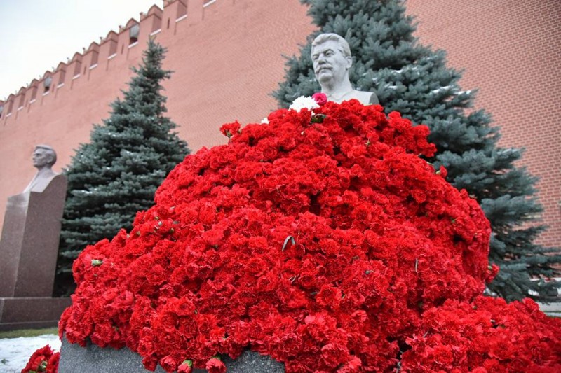 Могилу диктатора Сталина в Кремле поклонники завалили алыми гвоздиками – кадры взорвали соцсети