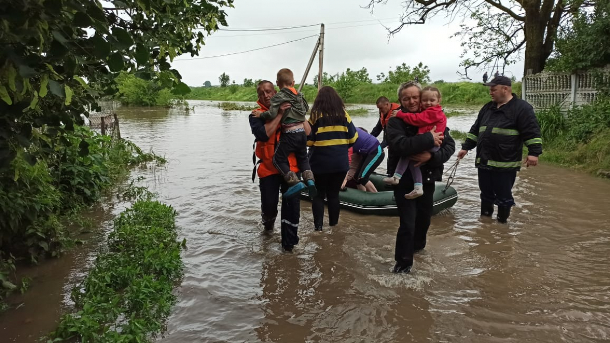 На западе Украины подтоплено почти 200 населенных пунктов: спасатели сообщают о погибших 