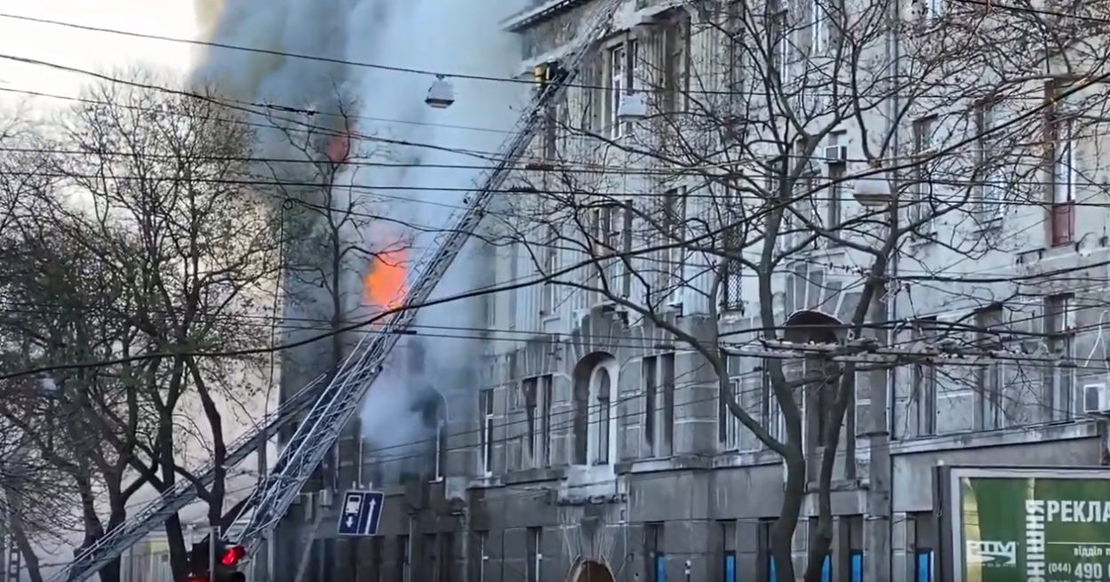 Пожар в Одессе: люди выпрыгивают из окон, пострадавших несут на руках, из здания выносят людей без сознания