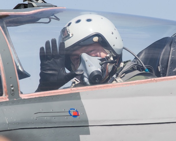 В Сети появились захватывающие видеокадры полета президента Порошенко на боевом истребителе МиГ-29