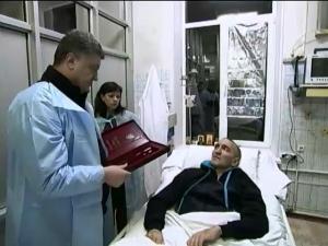 Петр Порошенко и Степан Полторак посетили Харьковский госпиталь и наградили бойцов