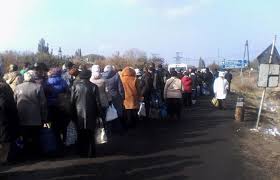 Ажиотаж на КПВВ "Майорск" и тысячи ожидающих очереди: люди и машины по два дня стоят под открытым небом