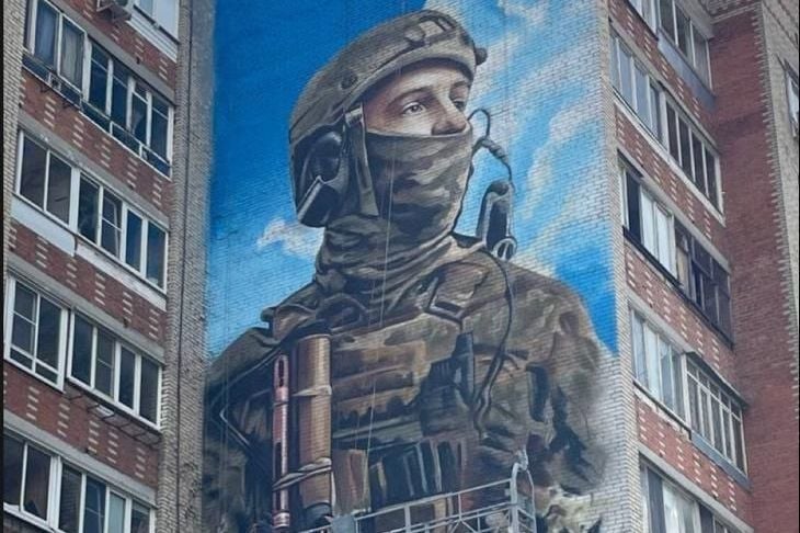 В РФ к 9 мая нарисовали мурал в честь воина "Азова": у Z-патриотов "зрада"
