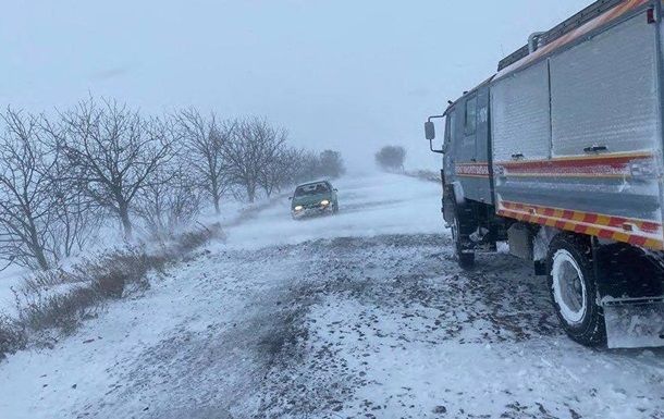 Одразу у 4 областях України великі снігові замети: з'явився список трас, де закрито або обмежено рух