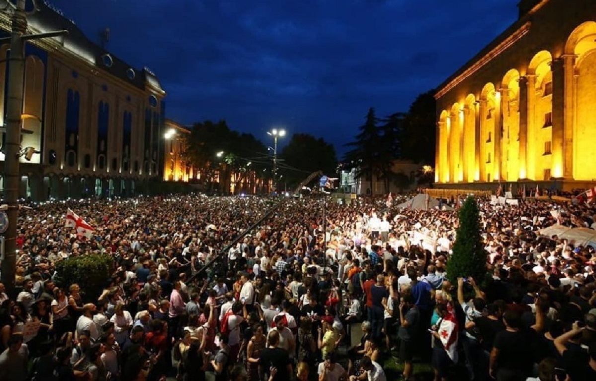 ​В Тбилиси уже третий день проходят митинги против закона об "иноагентах": активисты требуют встречи с Кобахидзе