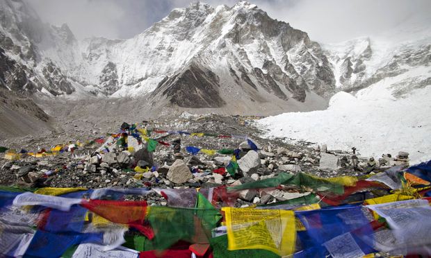 Сход лавины на Эвересте: альпинист успел снять, как тонны снега накрыли лагерь