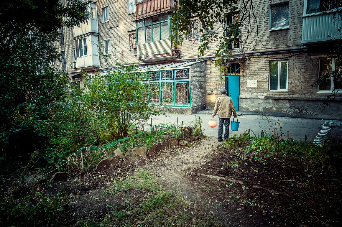 Как выглядят жилые дома на улице Артема в Донецке после артобстрелов 05.10