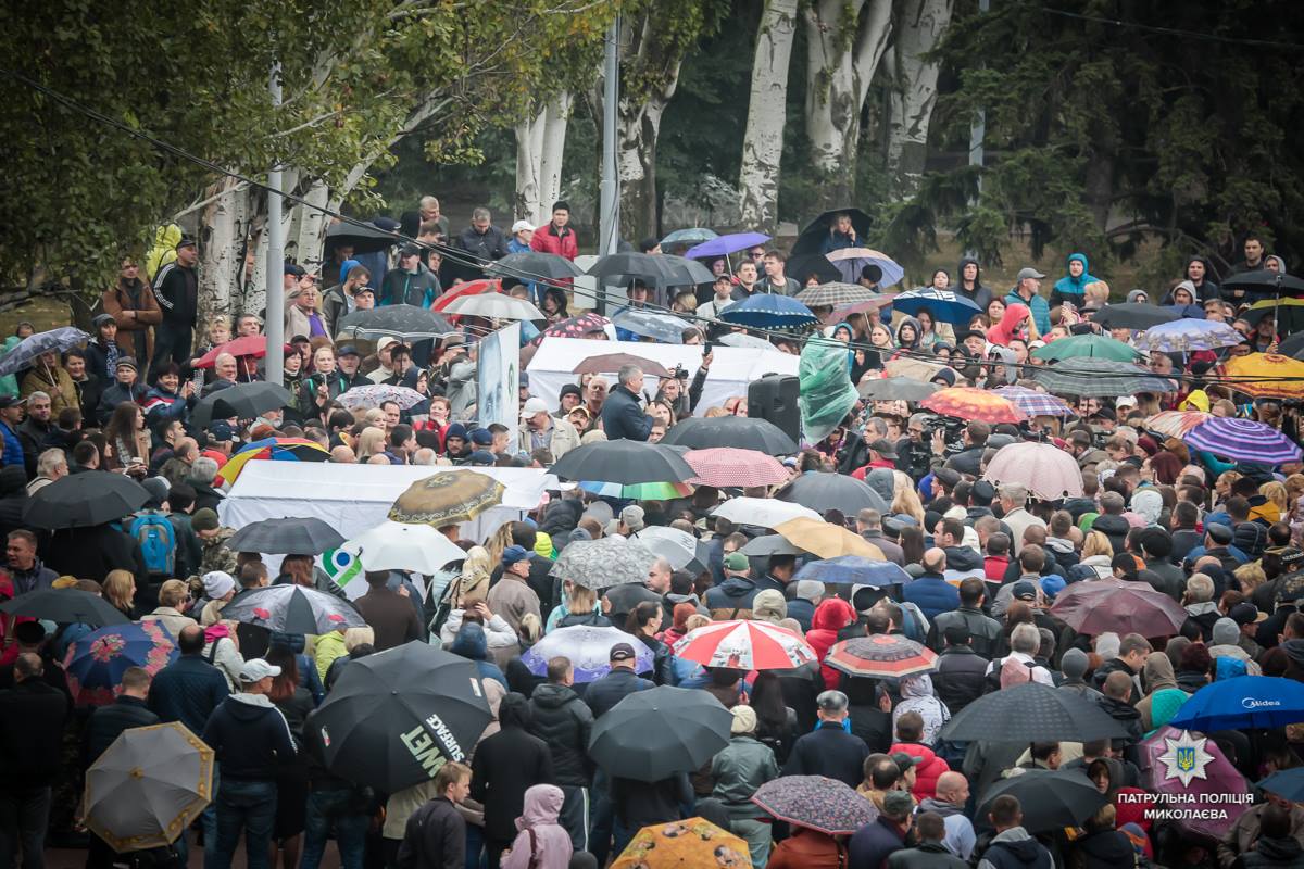 Тысячи жителей Николаева пришли на главную площадь города поддержать мэра Сенкевича: собирали подписи за роспуск горсовета и требовали досрочных выборов 