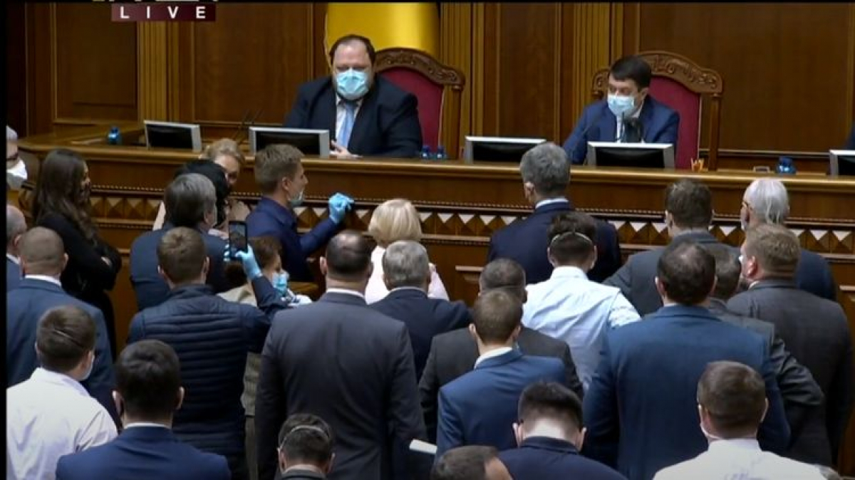 Фракция "ЕС" заблокировала трибуну Верховной Рады: между Гончаренко и Разумковым случилась перепалка