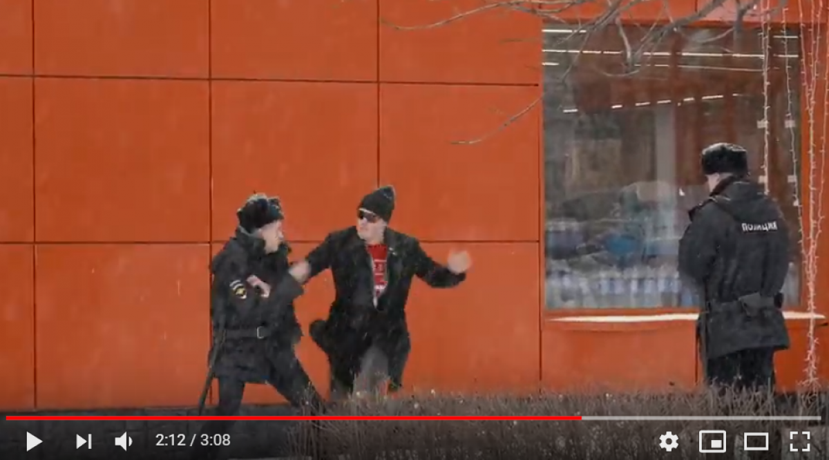 Российский блогер Эдвард Бил избил полицейского перед камерой и сбежал: видео