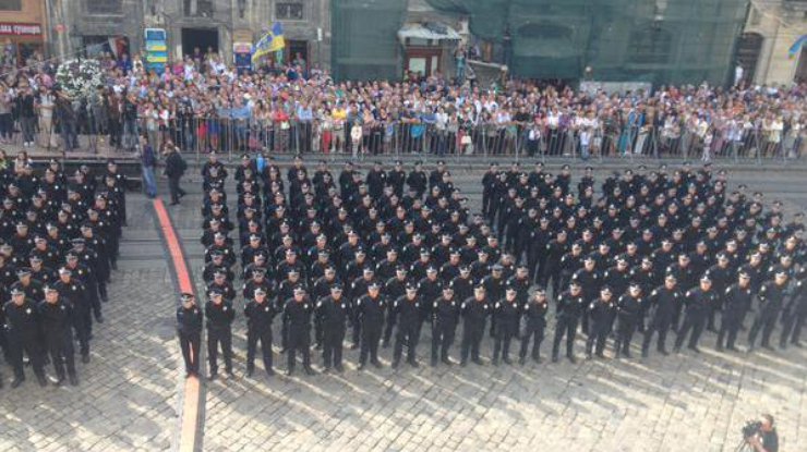 Новая полиция добралась до Львова: сотрудники патрульной службы принимают присягу в центре города