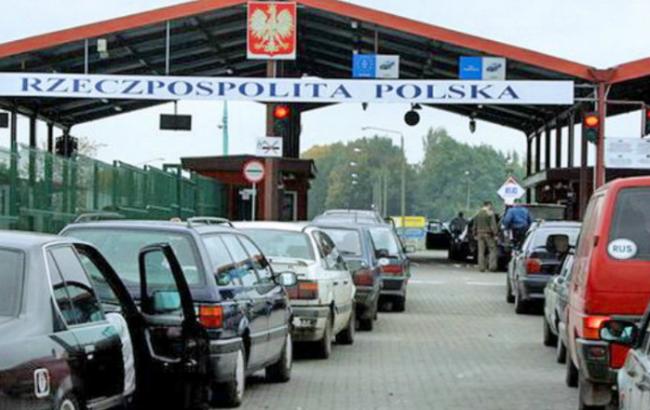 На украинско-польской границе протестующие напали на поляков, которые ехали в Украину