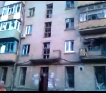 Последствия взрыва в парке Щорса в Луганске: выбитые стекла, воронки в асфальте и заблокированные в квартирах жители
