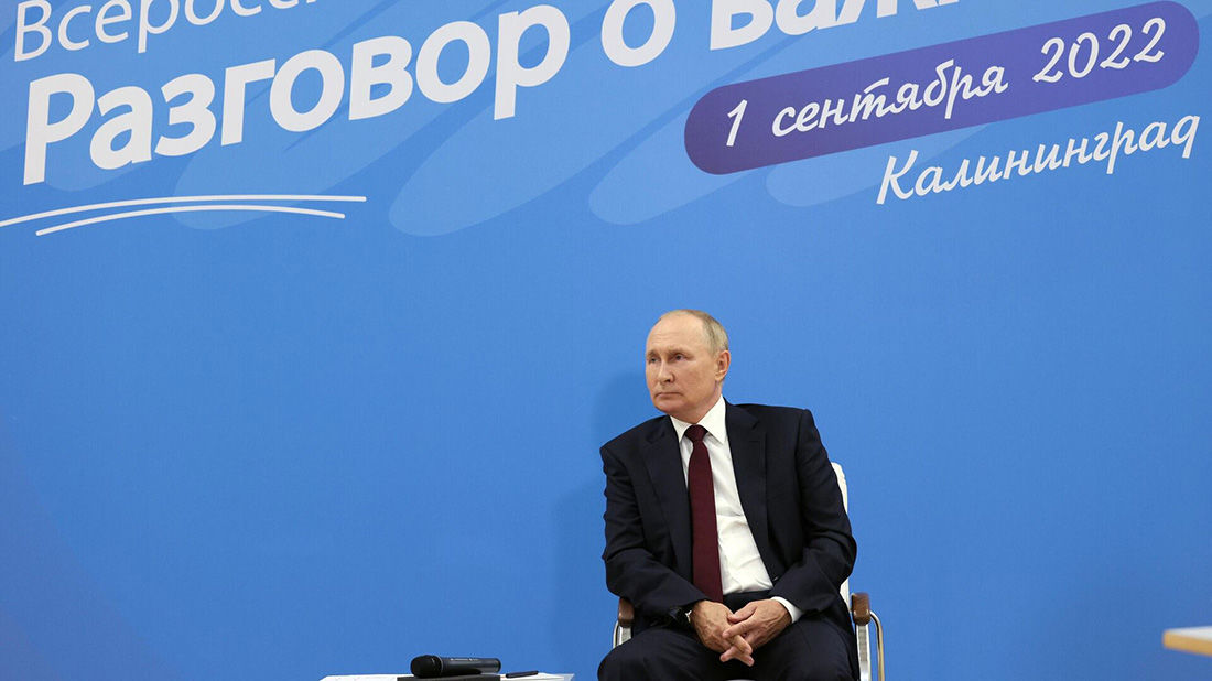 ​Заикающийся Путин снова отличился странным поведением на публике: "Ему же не пять лет"