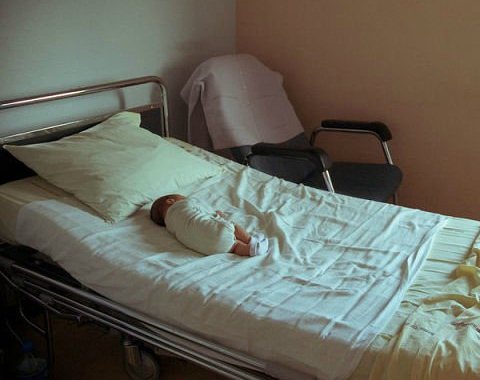 В Одессе нерадивая мать оставила 2-недельного  ребенка погибать на холоде