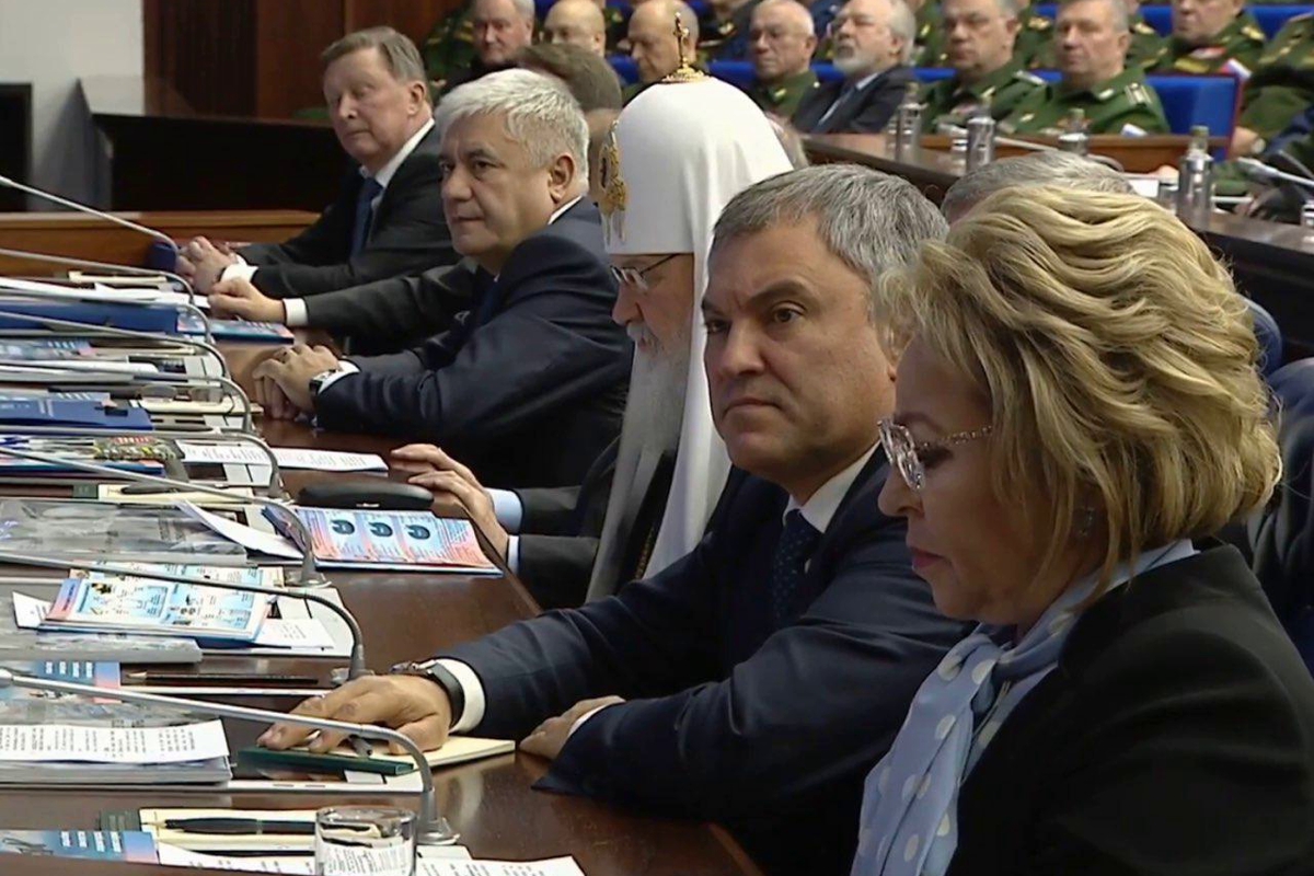 Глава РПЦ Гундяев уже не скрывается и явился на встречу Путина с руководством Минобороны РФ