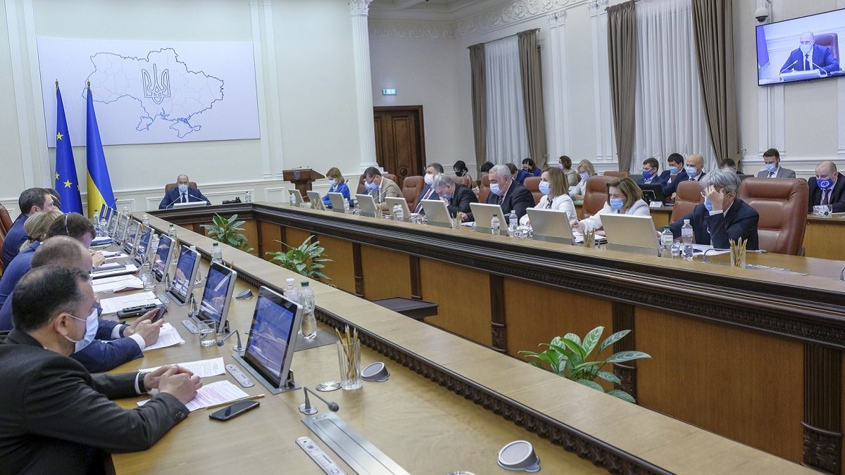 Отставка Кабмина перед местными выборами: в "Слуге народа" дали прогноз