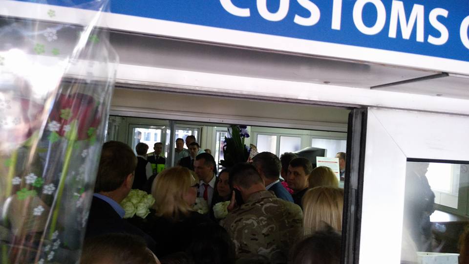 Мать Савченко не пускают в терминал, где должен приземлиться самолет с освобожденной украинской летчицей