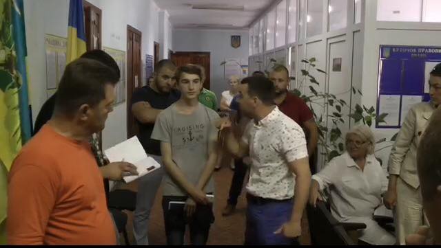 "Сельский Гонгадзе", "чума прыщавая!" - депутат в Киевской области избил школьника-блогера за то, что тот освещает коррупционные схемы распределения земли в своем селе