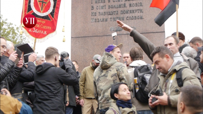 Марш Славы не прошел без эксцессов: в Киеве арестовали "зиганувшего" мужчину около памятника Шевченко - кадры