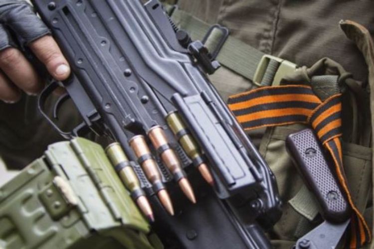 В оккупированном Луганске мирные жители до полусмерти избили военного РФ