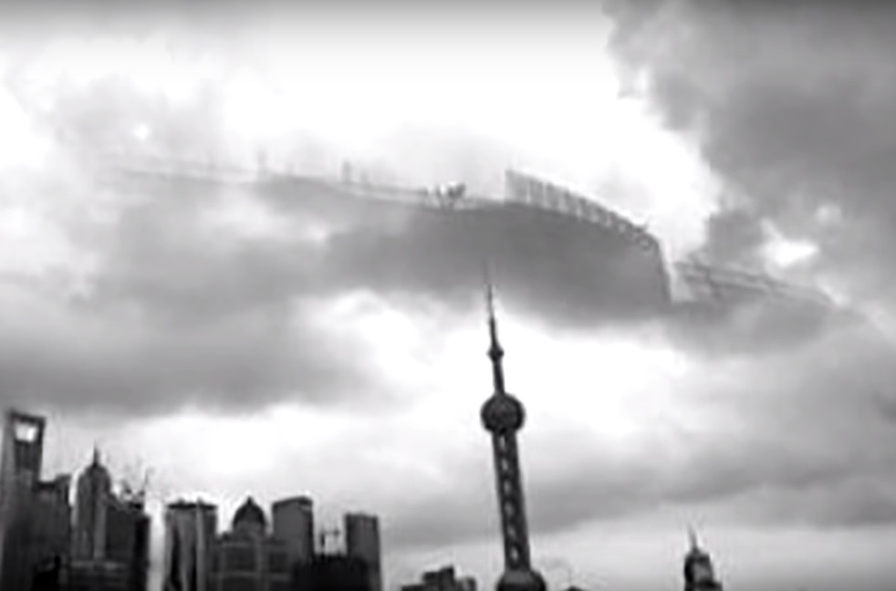 Пугающий мираж навис над маленьким городком в Китае: видео огромного неизвестного города, парящего в облаках, попало в Сеть