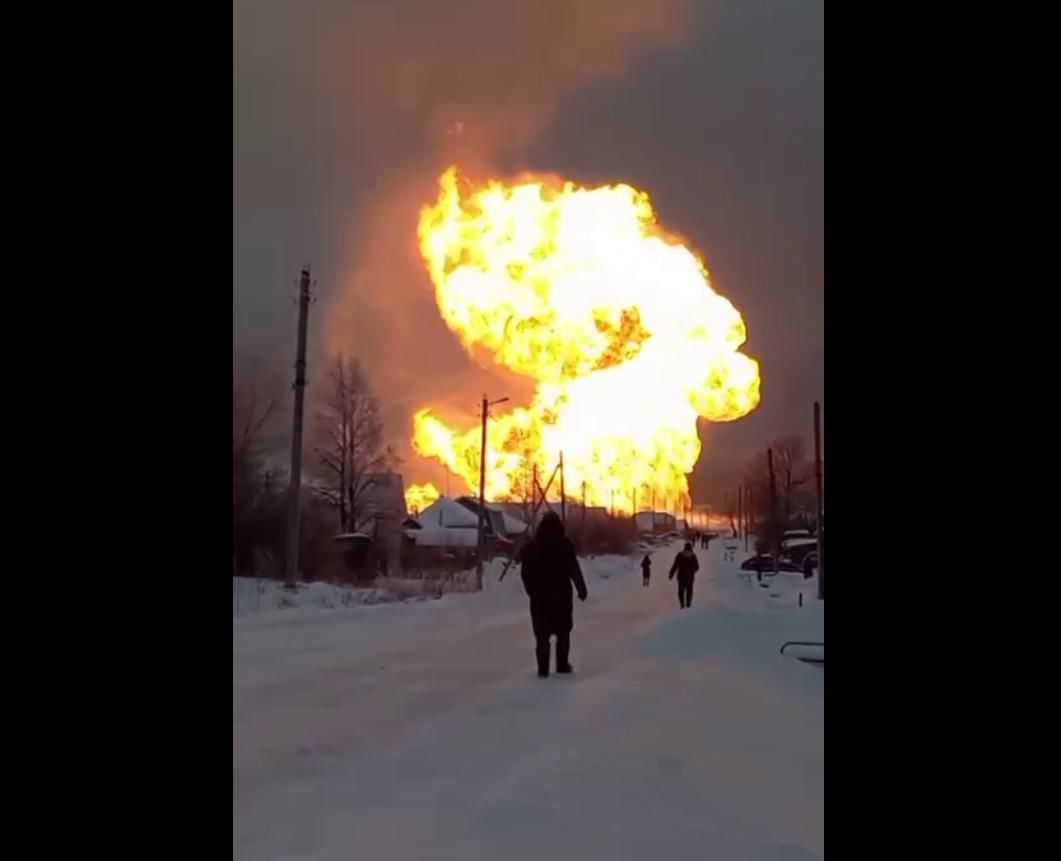 В РФ взорвался магистральный газопровод на Ужгород: полыхает пожар высотой десятки метров, есть погибшие