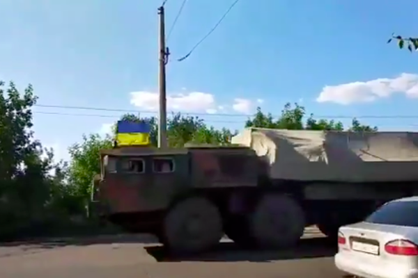 Десятки танков и БМП мчатся на Донбасс: видео с большими колоннами боевой техники ВСУ напугало оккупанта