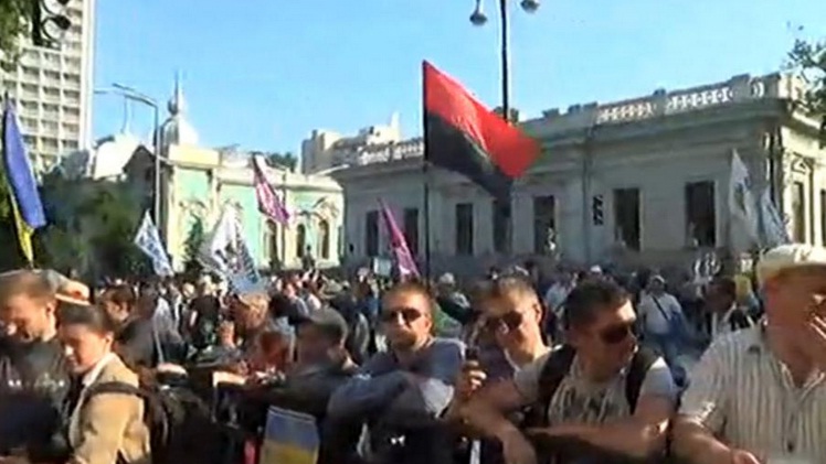 Протест под Верховной Радой: люди жгут шины и дерутся с милицией, - прямая трансляция