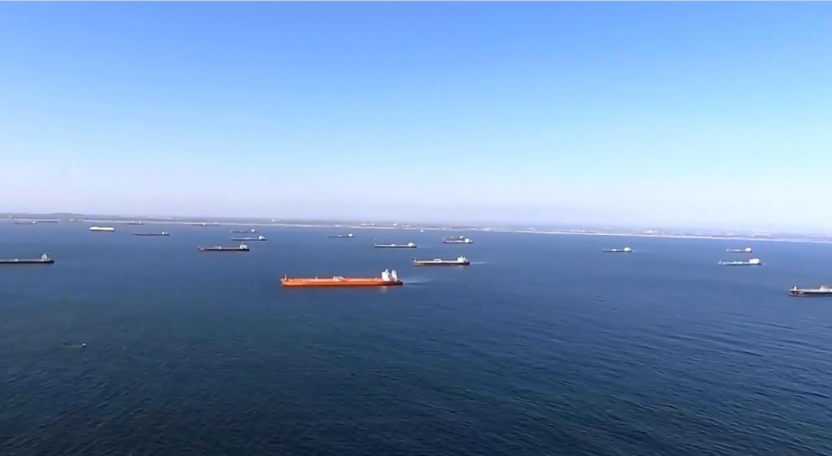 В Сети появилось видео с 27 нефтяными танкерами, которые стоят на якоре под охраной у побережья Южной Калифорнии