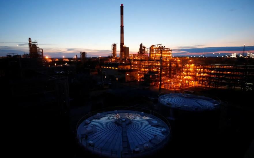 Не менше десяти вибухів і заграва: у РФ безпілотники пошкодили трубопровід, причали та два судна