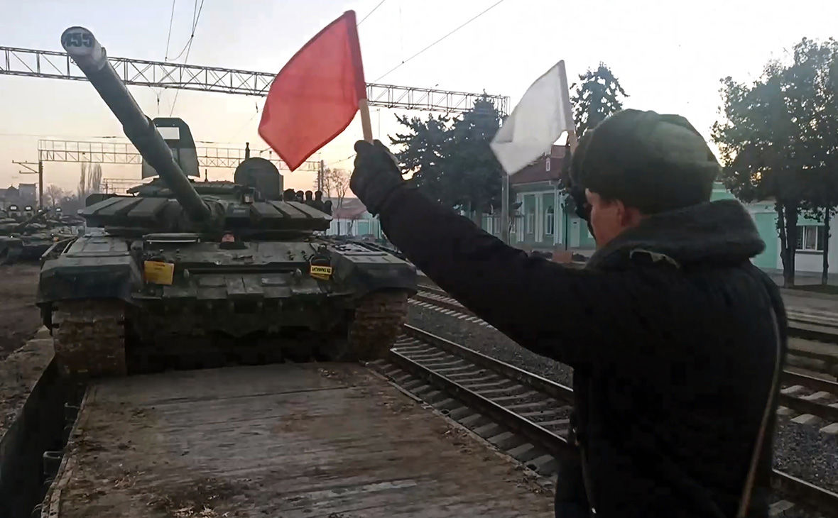 Показано кадри відведення російської бронетехніки з окупованого Криму – ешелон перетнув Керченську протоку 