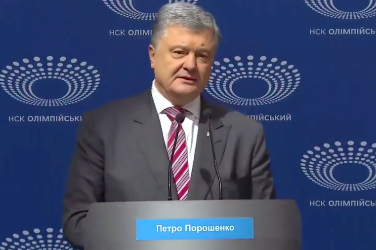 Порошенко на "Олимпийском" дал Зеленскому 45 минут: "Время пошло" - кадры