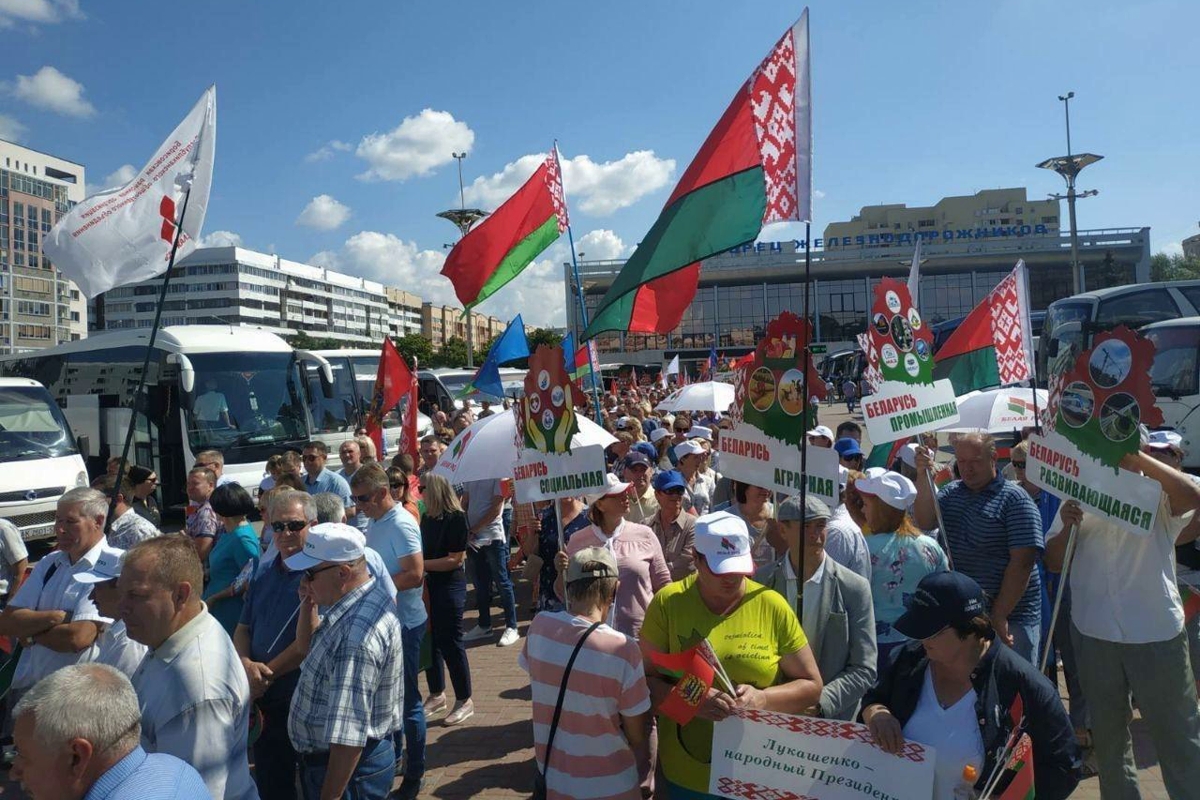 ​Первые минуты митинга за Лукашенко в Минске: "Не допустим Донецка"