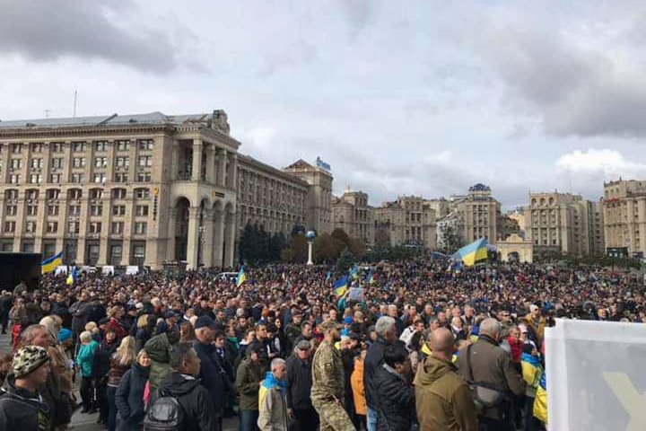 ​Вече в Киеве: тысячи граждан с флагами Украины идут на Майдан сказать "нет" капитуляции