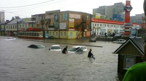 Потоп в Курске: люди начали переплывать улицы