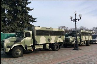 К зданию Верховной Рады подтянули бронированные КрАЗы