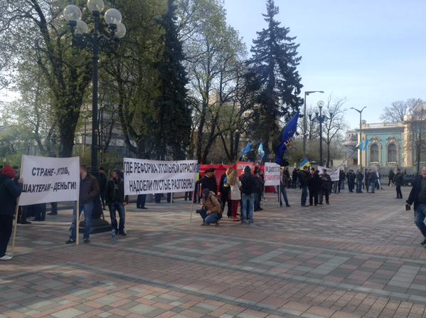 ​Шахтеры в Киеве продолжают митинг под Радой