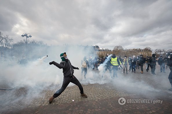 Париж в огне и дыме: Франция снова охвачена мощными протестами "желтых жилетов" 